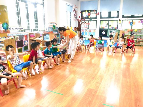 Niềm vui của các con là hạnh phúc của cô