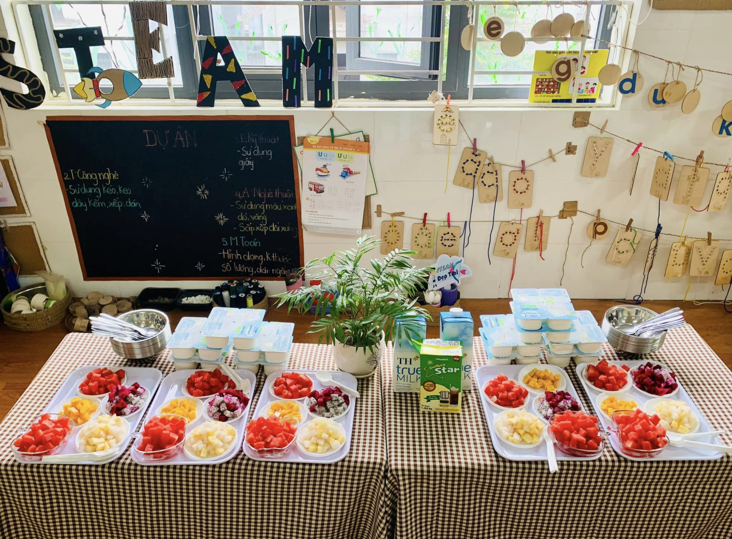 MONTESSORI: BÉ LÀM HOA QUẢ DẦM SỮA CHUA