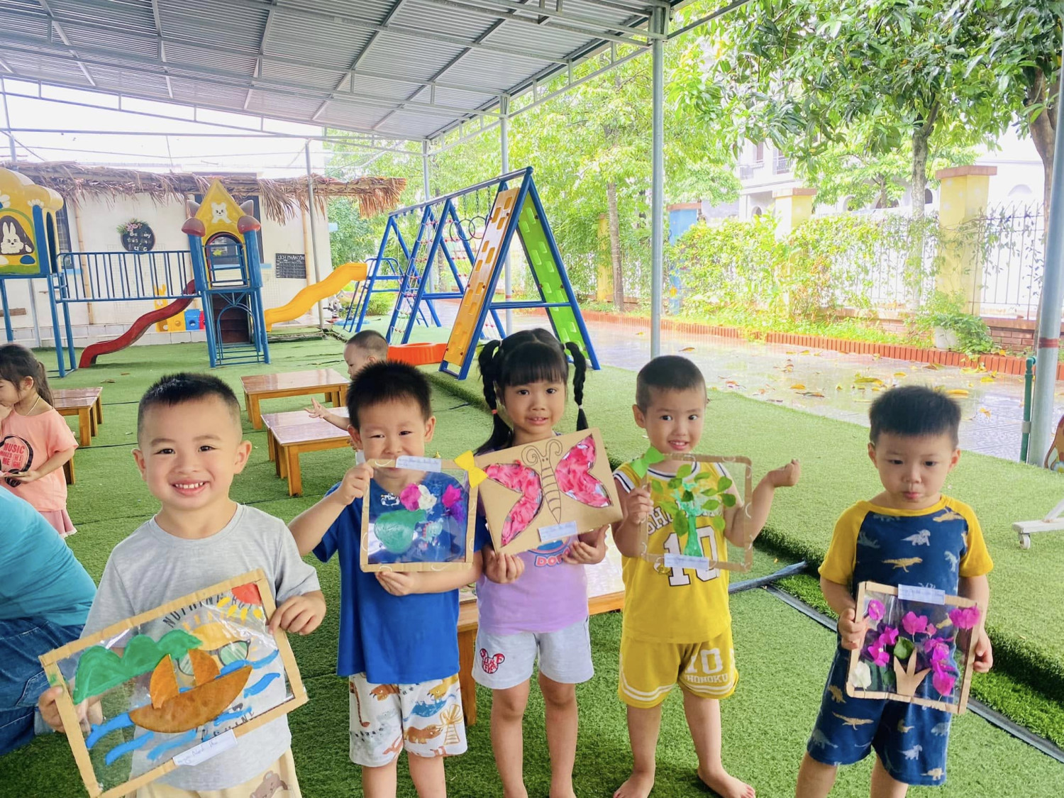 Trải nghiệm mùa hè "Sáng tạo tranh từ hoa lá" cùng các bé yêu Trường mầm non Lê Quý Đôn