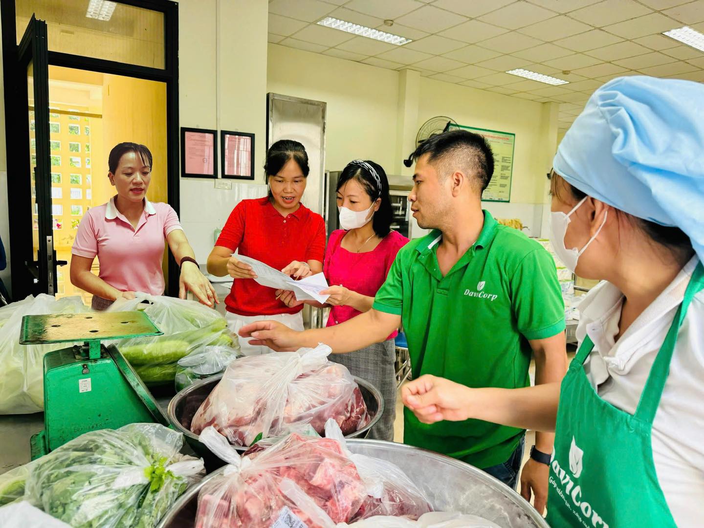 PHỐI HỢP VỚI PHỤ HUYNH HỌC SINH TRONG CÔNG TÁC GIAO NHẬN THỰC PHẨM TẠI TRƯỜNG MN LÊ QUÝ ĐÔN.