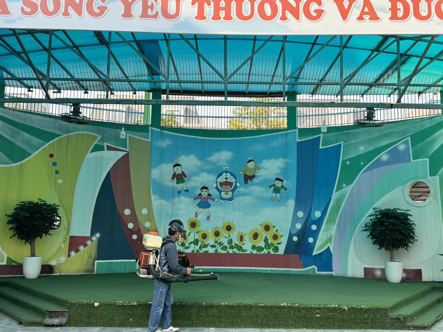 TRƯỜNG MẦM NON LÊ QUÝ ĐÔN  PHUN THUỐC DIỆT MUỖI VÀ CÔN TRÙNG- PHÒNG CHỐNG DỊCH BỆNH SỐT XUẤT HUYẾT