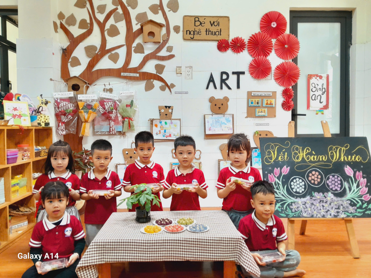 Hoạt động trải nghiệm: Nặn bánh trôi