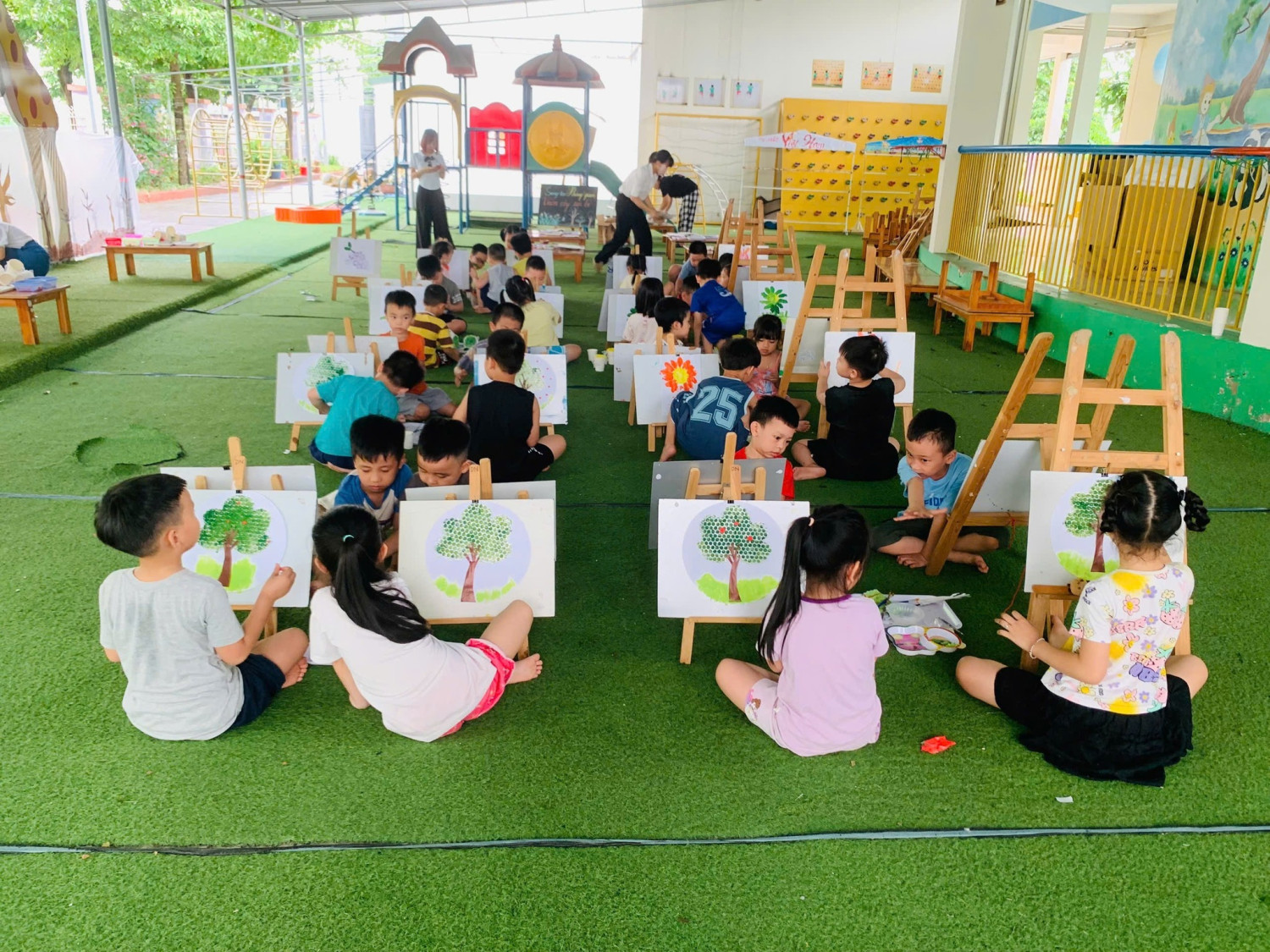 Buổi trải nghiệm sáng tạo cùng thiên nhiên và khám phá thế giới sắc màu của các loại thực vật thật tuyệt vời của các bé trường mầm non Lê Quý Đôn