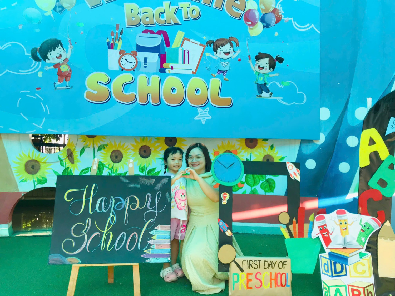 Ngày đầu tiên đến lớp của trẻ thường là một hành trình đầy cảm xúc